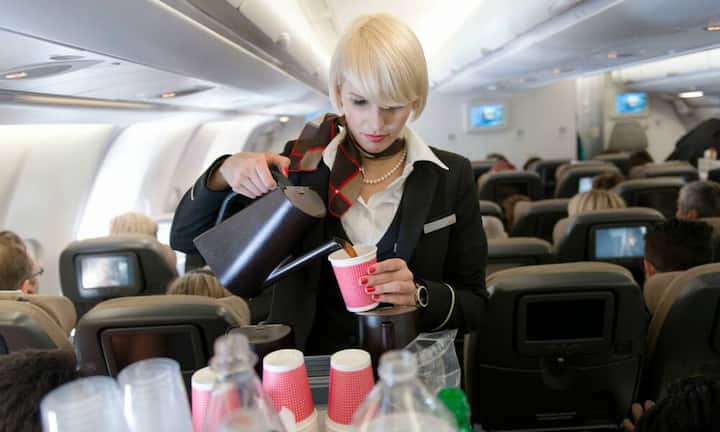 Die schwache Blase: Manche Menschen müssen oft zur Toilette, und das ist auch völlig in Ordnung — sie können schliesslich nichts dafür. Wenn man allerdings schon zum vierten Mal innerhalb einer Stunde aufsteht, um die Person, die am Fenster sitzt, durchzulassen da sie zur Toilette muss, ist das zuviel. Bieten Sie der Person an, den Platz zu tauschen.