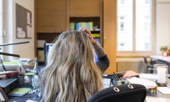 Rang 6: Öffentliche Verwaltung, Verteidigung, Sozialversicherung
Die Lohnunterschiede zwischen Mann und Frau sind für staatlich Angestellte geringer – in der öffentlichen Verwaltung liegen sie bei 15 Prozent. Frauen verdienen im Schnitt 7320 Franken.