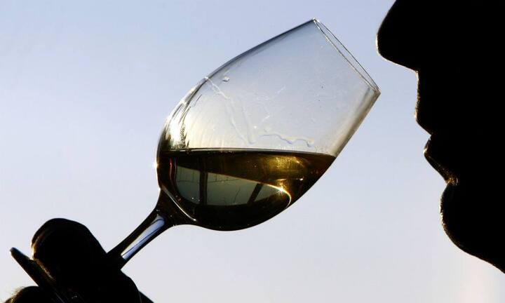 1,5 Liter Spirituosen trinkt jede Schweizerin und jeder Schweizer pro Jahr im Schnitt.