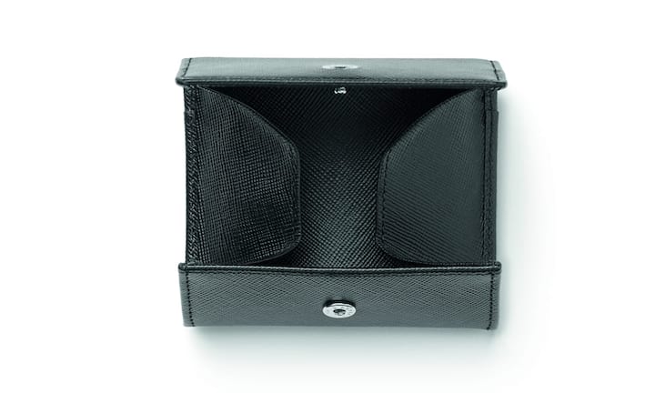 Praktisch: Graf von Faber-Castell Wer sein Hartgeld gerne getrennt vom Portemonnaie trägt, ist mit dieser Münzbörse aus italienischem Kalbsleder und Innenfutter aus Viskoseseide gut beraten. Besonderes Highlight: der Zierknopf mit dem Schriftzug Graf von Faber Castell mit dem gräflichen Wappen. Preis 110 Franken