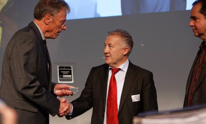 v.l.n.r. Paul Kurrus bei der Preisübergabe an Eugen Elmiger, CEO der Maxon Motor AG.