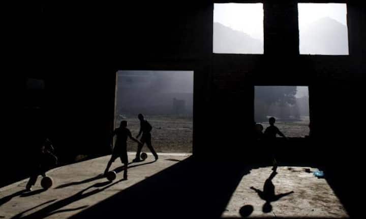 In Teilen der Fussballindustrie sind nicht regulierte Arbeitskonditionen Gang und Gäbe. 8 Prozent der Befragten haben keinen schriftlichen Vertrag. Das kommt in Europa nur sehr selten vor, in Afrika betrifft es dagegen 15 Prozent der Spieler