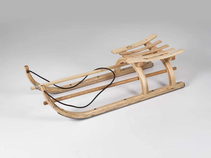 Für den Designfreak Modell: Beggrieder Rodel Hersteller: Ambauen Treppen AG Herkunftsort: Beckenried NW Preis: 490 Franken Webpage: holzschlitten.ch