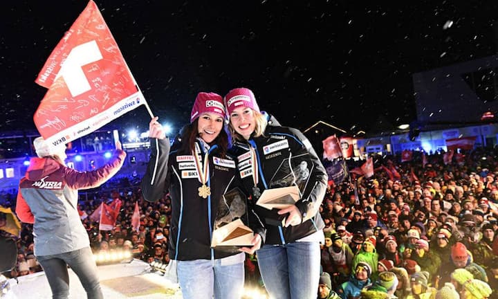 Gold und Silber für die Schweiz: Wendy Holdener feiert mit Michelle Gisin auf dem Dorfplatz von St. Moritz.