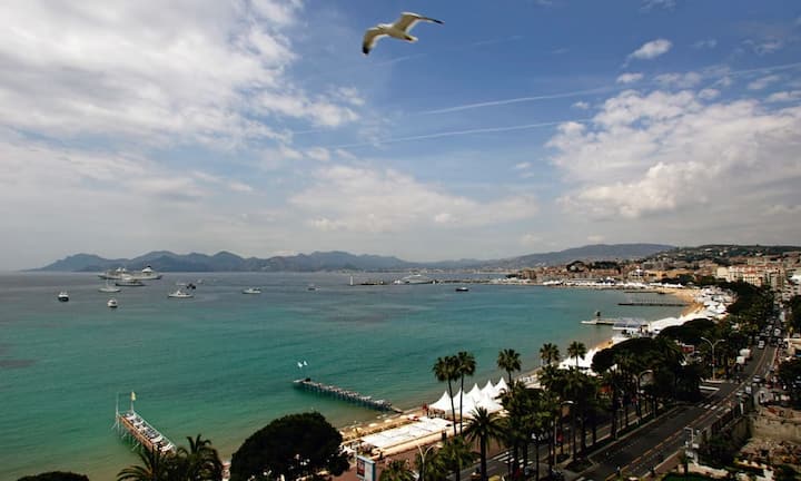 Platz 2: Cannes
Die für die Filmfestspiele bekannte Stadt ist zwar bei Stars und Sternchen sehr begehrt, die Leser des amerikanischen Reisemagazins waren jedoch eher enttäuscht. Sie empfanden Stadt und Menschen als «uninspirierend und unfreundlich».