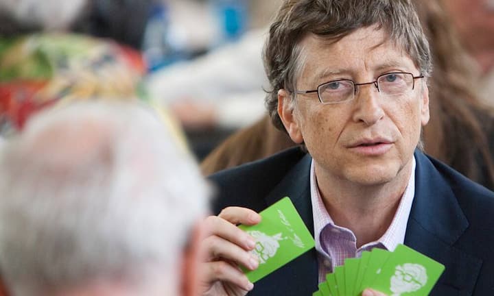 Bill Gates spielt BridgeGates hat ein paar Hobbys, die er als «altmodisch» betrachtet. Und der Milliardäre erzählte der Reddit-Community, er sei ein «begeisterter Bridge-Spieler». Er liebt es auch, Tennis zu spielen und eine weitere Lieblingsbeschäftigung sei, Zeit mit seinen Kindern zu verbringen.