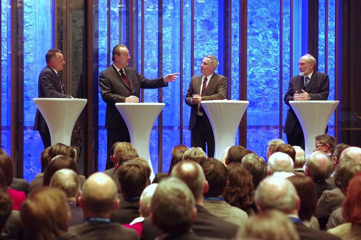 Angeregte Diskussion vor vollem Saal: Christian A. Katz, CEO, SIX Swiss Exchange; Oswald Grübel, ehemaliger CEO, UBS; Moderator Reto Lipp; Hans-Werner Sinn, Ökonom