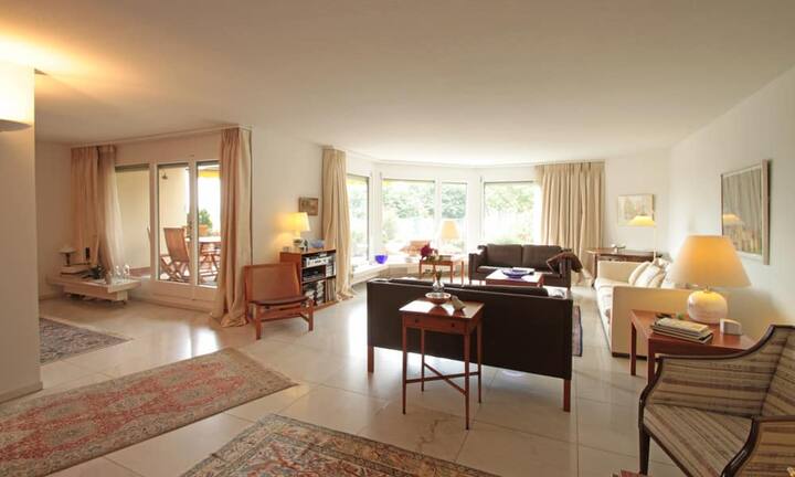 Im Wohn- und Essbereich ist ein hellbeigefarbener Marmorboden verlegt. Die Wohnung hat vier Schlaf- und zwei Badezimmer.