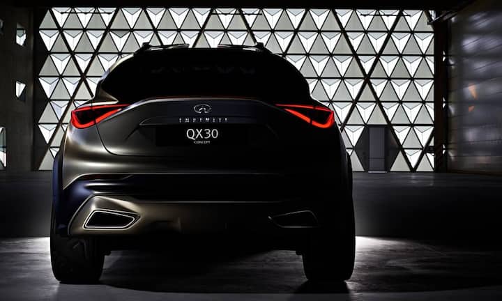 Infiniti zeigt das QX30 Concept. Bislang zeigt Infiniti nur eine Heckansicht der Studie, die einen Ausblick auf das kommende Serienmodell des QX30 gibt. Auffällig: Oberhalb des Kennzeichenhalters scheint der QX30 einen Bürzel zu haben. Unter der muskulös geformten Infiniti-Hülle arbeitet Technik von Mercedes. Denn der zukünftige QX30 basiert auf dem Kompakt-SUV GLA.Infiniti