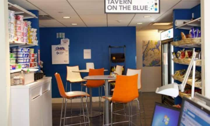 Linkedin, New York: Im Büro von LinkedIn in New York gibt es eine «Tavern on the Blue» (eine Anspielung auf das berühmte Restaurant im Central Park: «Tavern on the Green»). Dort ist auch eine der drei Küchen des Bürokomplexes untergebracht.