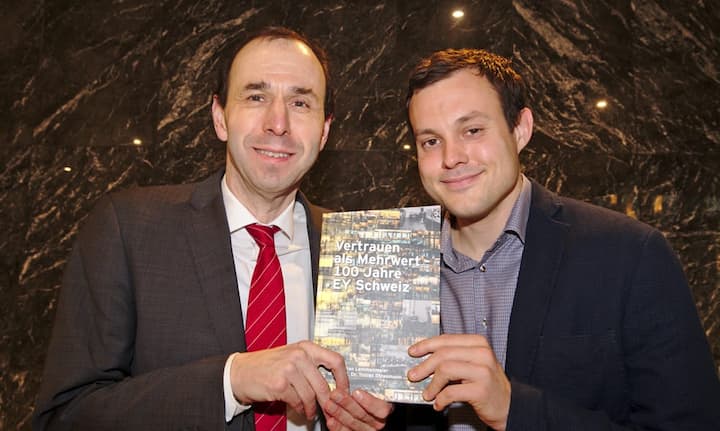 Die Autoren des Jubiläumsbuches:
Prof. Dr. Tobias Straumann;
Adrian Lemmenmeier