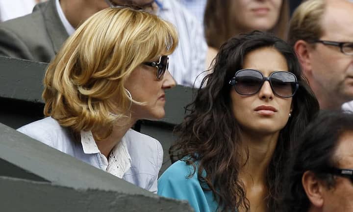 Mirka steht  als Frau Federers in einer gewissen Rivalität zu den Partnerinnen der anderen Tennisstars. Als Erstes zu Maria Francisca  Perelló, der Freundin von Rafael Nadal – gegen keinen anderen hat Roger so viele wichtige Finals verloren.
