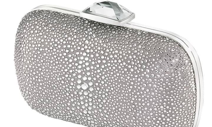 Funkelnd: Swarovski (Frau) 2'744 klare Kristalle verzieren die Vorderseite dieser Clutch mit dem Namen Minaudière. Die andere Seite besteht aus schwarzem Kalbsleder. Ein Kristall mit 48 Facetten im exklusiven Nirvana-Schliff von Swarovski bildet den Verschluss. Preis 749 Franken