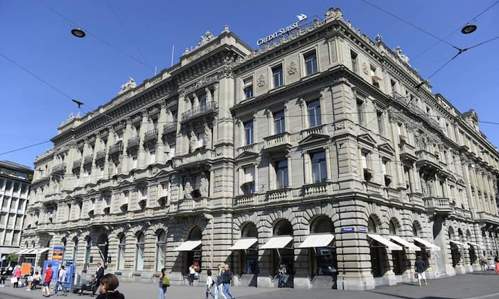 Credit Suisse, Zürich, 1873, Jakob Friedrich Wanner, 1994 Umbau Atelier 5: Jakob Friedrich Wanner war ein Stararchitekt im 19. Jahrhundert, er richtete für Alfred Escher nicht nur die Kreditanstalt am Paradeplatz als Paradeadresse ein, sondern baute auch die Bahnhöfe. Das Gelddenkmal ist mittlerweile in Denkmalmanier umgebaut, und im Erdgeschoss, wo der Geldhandel war, glitzern nun Luxusgüter aller Art, denn die Bank wohnt ja heute im Computer.