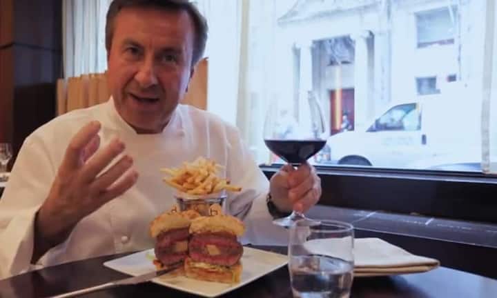 Platz 9 für den 123-fränkigen Trüffelburger. Den teuersten Hamburger der Welt gibt es im New Yorker Edelrestaurant «DB Bistro Moderne». Das «Hacktätschli» besteht aus geschmortem Fleisch, Gänseleberpastete sowie einem Trüffel. (Bild: Youtube)