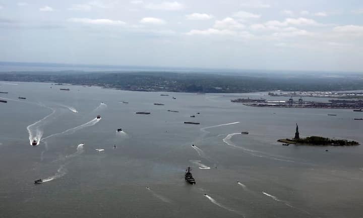 Im Süden sieht man die Freiheitsstatue.