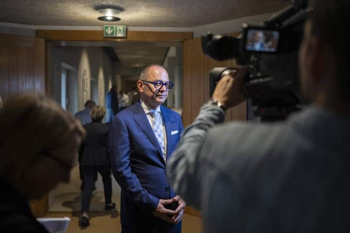 Josef Felder, Praesident des Verwaltungsrates.Flughafen Zuerich AG, spricht in einem Interview im Rathaus Hard die Debatte des Kantonsrats zum geplanten Pistenausbau am Flughafen Zuerich, aufgenommen am Montag, 28. August 2023 in Zuerich. (KEYSTONE/Ennio Leanza)