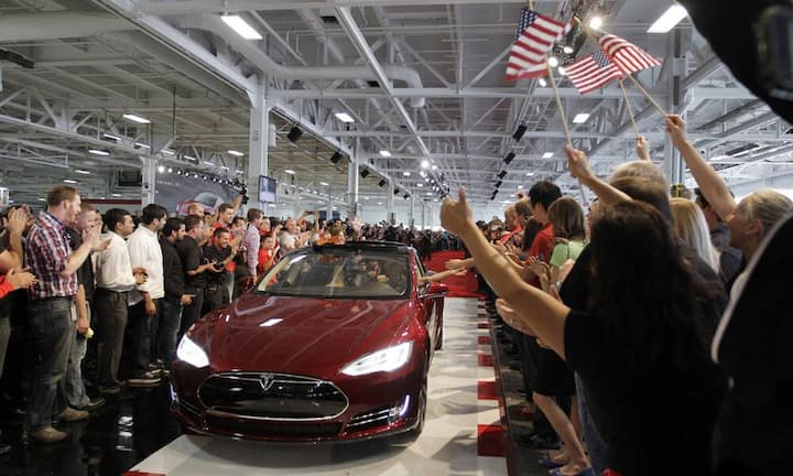 Tesla hat mit seinem vor drei Jahren eingeführten Modell S demonstriert, wie sich ein Elektroauto durchsetzen kann: Es braucht eine lange Batteriereichweite, und es muss gross und schick sein, um betuchte Käufer anzusprechen.Bilder: Bloomberg/ Keystone