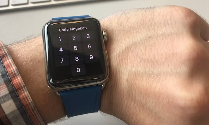 Gleich zu Beginn muss man sich für einen fünfstelligen Code entscheiden, um die Uhr zu sichern.