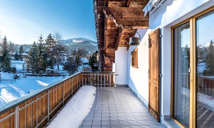 Der gesamte Umschwung bietet verschiedenste Sitzplätze mit unterschiedlichen Ausrichtungen, so dass man ganztags Besonnung mit gleichzeitiger Privatsphäre und einem eindrucksvollen Ausblick geniessen kann.