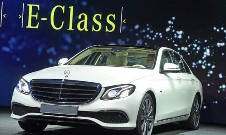 Mercedes E-KlasseDer neue E-Klasse-Wagen nähert sich der S-Klasse und ist damit schon fast in der Luxusklasse anzusiedeln. Gegenüber dem Vorgänger ist die Limouse um 4,3 Zentimeter in die Länge gewachsen. Neu ist auch ein Notbrems-Assistent, der das Fahren sicherer machen soll.