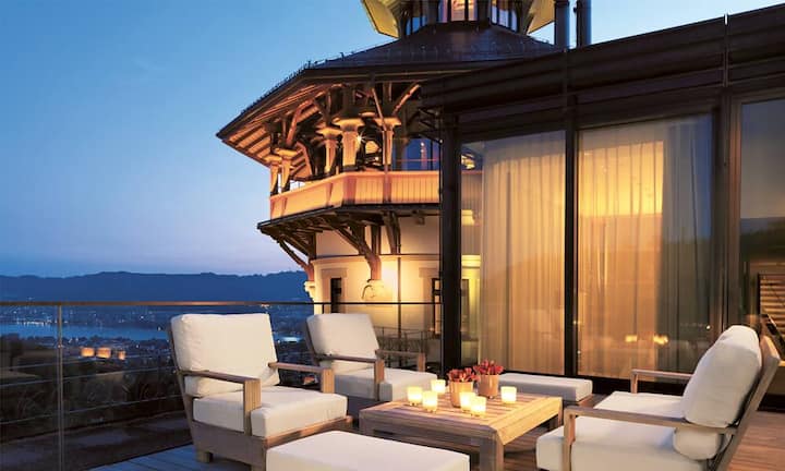 Platz 4 (2): The Dolder Grand, ZürichHätten wir einen Preis für den coolsten Gesamtauftritt in der Schweizer Spitzenhotellerie zu vergeben, das Dolder Grand wäre heisser Anwärter. Die Kunstsammlung würde jedem Museum of Modern Art gut anstehen, doch haben die Turbulenzen rund um die Versteuerung mancher Werke dem Haus zugesetzt. Das Team gibt sein Bestes, um die Stilikone ganz ohne Allüren, dafür nahe am Pulsschlag der Gäste auf Kurs zu halten.Heinz Unger