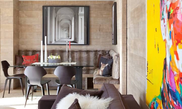 Der helle Essbereich lädt nach dem Essen zum Verweilen und Karten spielen ein.