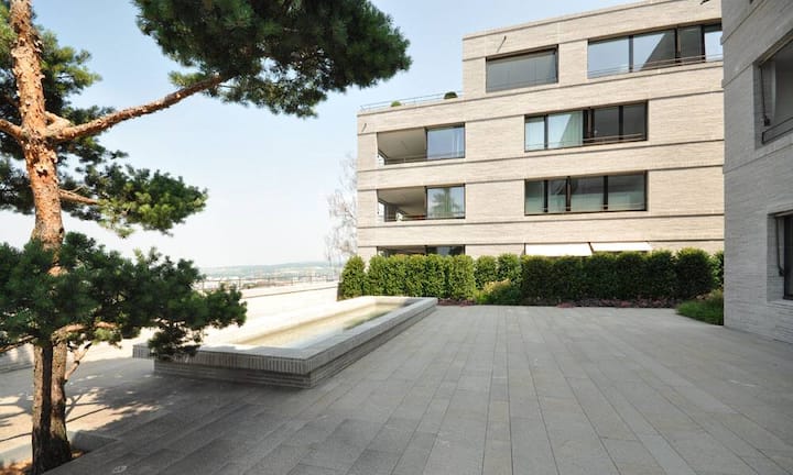 Die Liegenschaft in Zug ist von einer parkähnlichen Anlage mit Wasserspiel umgeben. In die Wohnräume gelangt man direkt mit dem Lift von der Garage.