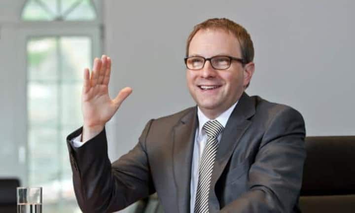 Der Zürcher Autozulieferer Autoneum von CEO Martin Hirzel wirtschaftet erfolgreich. Die Aktie des Zulieferers der Automobilindustrie hat nach den jüngsten Kursgewinnen die 38-Tage-Linie fast wieder erreicht. Möglicherweise springt der Titel schon in wenigen Tagen über die obere Begrenzungslinie des kurzfristigen Abwärtstrends – diese verläuft bei etwa 195 Franken – und durchbricht gleich danach auch wieder die Marke von 200 Franken.