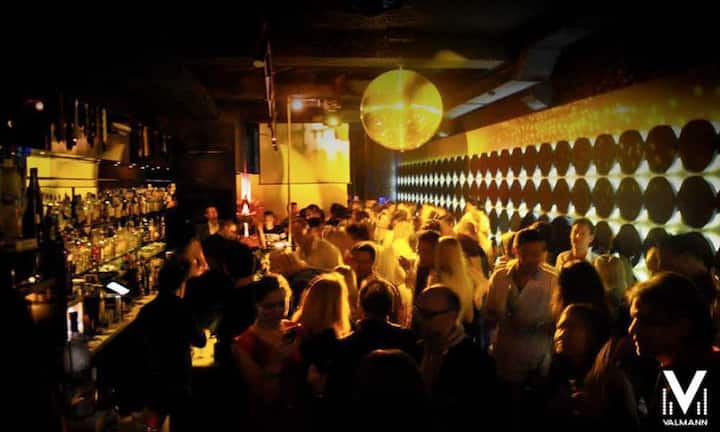 Das Valmann am Talacker liegt strategisch ideal für alle Bankmitarbeiter im Quartier. An der «Thursday Afterwork» legt ein DJ auf und es darf bis spät nachts getanzt werden (Open-end). (Bild: ZVG)