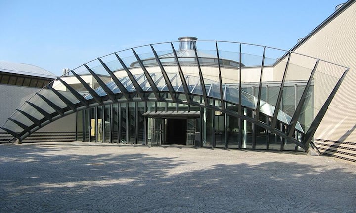 Der Erweiterungsbau der Kantonsschule Wohlen gilt als Meisterwerk der modernen Architektur. Calatrava hat die Pläne für die Dachkonstruktionen beigesteuert, so etwa im Eingangsbereich.
Voyager/CC/Wikimedia