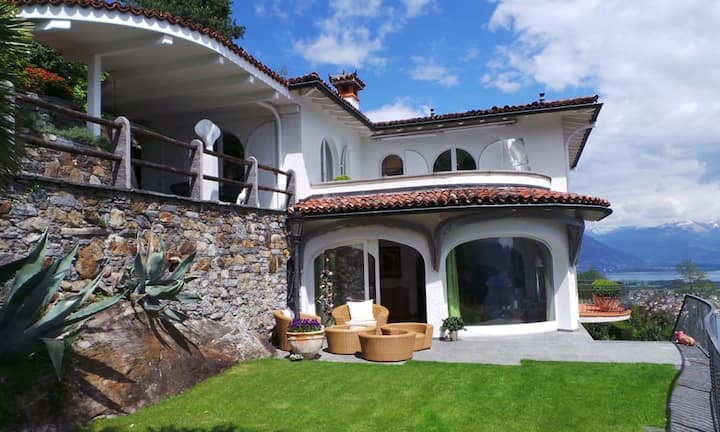 Das Haus in Ronca sopra Ascona TI verfügt über eine Wohnfläche von 380m2 und ist umgeben von 1000m2 Umschwung. Es hat vier Schlafzimmer und zwei mit Bisazza-Mosaik und schwarzem Granit ausgestatteten Badezimmer.