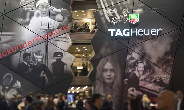 Geklotzt wird vor allem in Halle 1: Wie hier bei Tag Heuer, die mit einem mehrstöckigen Stand auftrumpfen wollen. Die Firma aus La Chaux-de-Fonds gehört dem Luxuskonzern LVMH.