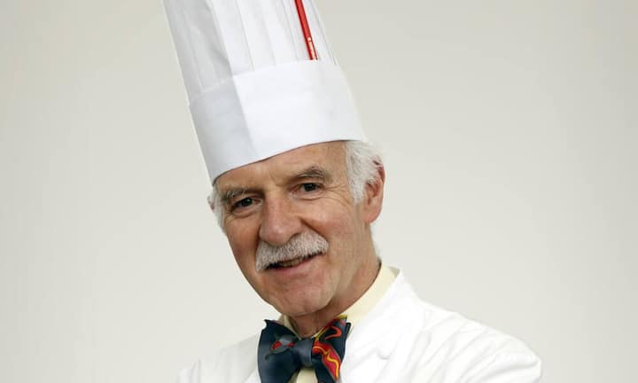 Anton Mosimann war der erste Küchenchef aus der Schweiz, der im Ausland für Aufmerksamkeit sorgte. Als 28-Jähriger wurde er Chef de Cuisine im Dorchester Hotel und erkochte dort zwei «Michelin»-Sterne - die ersten, die je für ein Hotelrestaurant ausserhalb Frankreichs vergeben wurden. 1988 eröffnete er den «Mosimann's Club» in Belgravia. Mosimann kocht für Prince Charles, die Queen und königliche Empfänge.