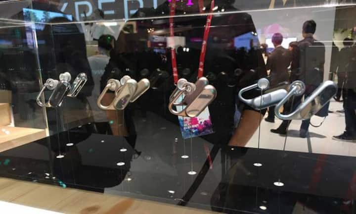 Xperia Ear ist ein Kopfhörer mit integriertem Digitalassistenten. Damit hat man gemäss Sony freie Hände, Augen und sogar Ohren - denn die Technologie leitet den Sound direkt in den Hörkanal, Nutzen können Umgebungsgeräusche beim Musikhören oder Kommunizieren weiter wahrnehmen.