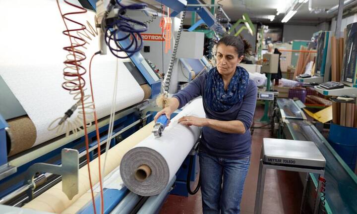 Der starke Franken drückt auf die Löhne der Schweizer Angestellten: Um ein halbes Prozent dürften die Löhne 2016 nominal steigen, so die Lohnumfrage der UBS.Das sind die Verlierer der Lohnrunde 2016:Die Textilbranche muss sich gemäss Erwartungen mit einer Nullrunde im nächsten Jahr zufrieden geben. 2015 konnte sich die Branche noch über eine Lohnerhöhung von 1 Prozent freuen.