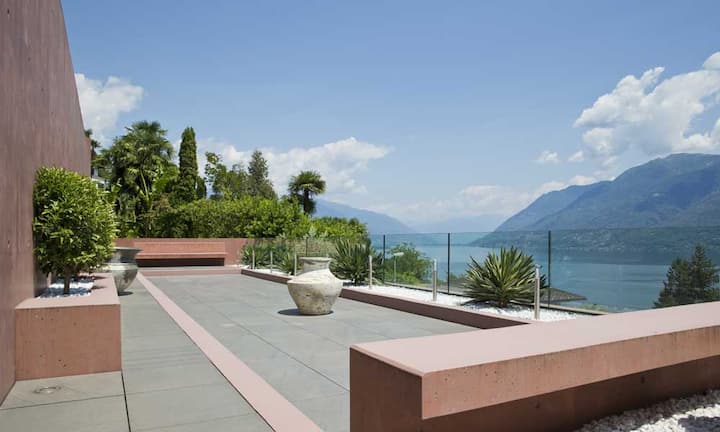 Auf dem Grundstück von 1614 Quadratmetern findet sich eine eigene Parklandschaft mit subtropischer Vegetation. Von der Strasse gelangt man zur grossen Garage ,welche Platz hat für elf Autos hat. Von dort kann der Lift genutzt werden, der in jede Etage des Anwesens führt.