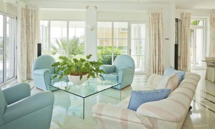 Das Anlegen hat ein durchdachter Innenraum, der mit den Tiffanyfenster modern und edel ausgestattet ist. Für die kälteren Wintertage gib es ein zweiseitig einsehbares Cheminée.