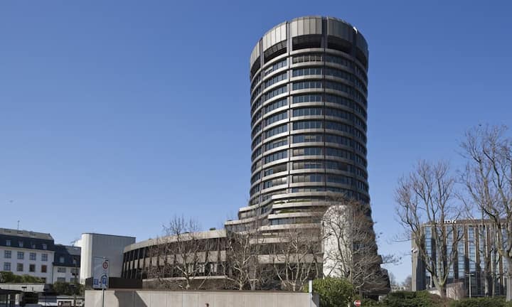 BIZ, Basel, Martin Burckhardt, 1972: Hoch hinauf recken und im Stadtbild markieren - die Manneskraft in der Architektur faszinierte schon vor 700 Jahren die führenden Männer von San Gimignano. Jede Familie versuchte, die andere zu übertrumpfen, bis 72 Türme gebaut waren. Die Bank für internationalen Zahlungsausgleich hat mit einer Stahl-Glas-Fassade schon vor 40 Jahren vorgeführt, wie zeitgenössisch aufgetürmt wird.