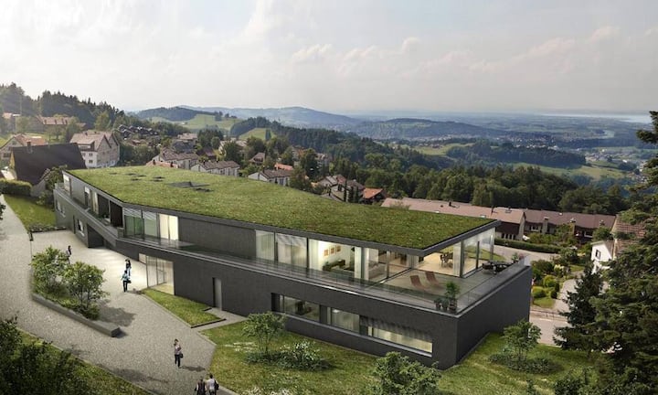 Um die Seesicht optimal zu geniessen gehört zum Penthouse eine Terrasse West mit 81 Quadratmetern sowie eine gedeckte, kleinere Terrasse mit 15 Quadratmetern sowie eine 13 Quadratmeter grosse Loggia.