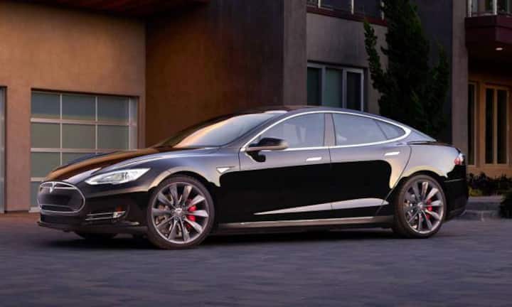 Fährt vornewegNach einem Unfall mit Todesfolge steht Tesla in der Kritik, sein Fahrassistenz-System zu aggressiv als Autopiloten angepriesen zu haben. Im wichtigen Markt China ist der Autobauer zurückgerudert und hat die Wortwahl geändert. Trotz technischer Probleme gilt das Unternehmen von Elon Musk als einer der Treiber im Wettrennen um autonomes Fahren.