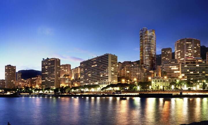 Der Odeon Tower ziert die Skyline des Fürstentum. Es wird das zweithöchste Wohnhaus Europas. Der Wohnturm steht in der teuersten Gegend des Fürstentums – in der Nähe des Kasinos.