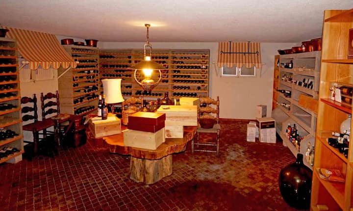 Ein einladender grosser Weinkeller darf natürlich auch nicht fehlen. (Quelle/Bilder: 
Engel & Völkers)