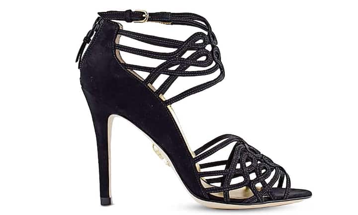 Lele PyP: Die Sandale Heart garantiert nicht nur einen
beachtlichen Auftritt, sondern hebt die Trägerin auch in
luftige Höhen. 395 Franken.