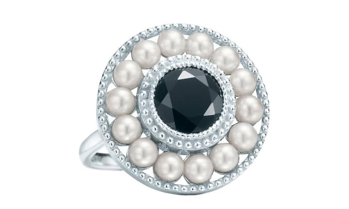 Glänzend: Tiffanys Auch mit einem Ring aus Sterlingsilber, rundem schwarzem Onyx und Süsswasser-Zuchtperlen kann man seine Trendaffinität unter Beweis stellen. Preis 600 Franken