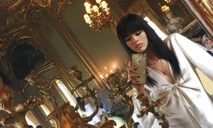 Die Schweizerin Kristina Bazan (23) ist Digital Influencer, Buchautorin und Sängerin. Mittels Kooperationen mit Marken wie Dior, IWC oder Benetton verdient sie Geld. Sie hat 2,4 Millionen Instagram-Abonnenten, 2,1 Millionen Likes auf Facebook. «Bei zwei Millionen Followern auf Instagram können Blogger 5000 Euro pro gesponserten Post verlangen», sagte «Cover PR»-Chefin Anne Höweler der «Bilanz».