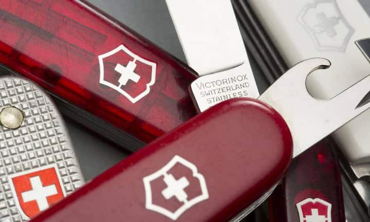 Victorinox Auch ein Schweizer Produkt ist am Start: Die vielseitig einsetzbaren Messer wurden ursprünglich von Soldaten der Armee verwendet. Keystone