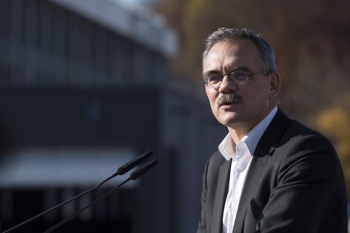 Jean-Francois Steiert, directeur de l'amenagement, de l'environnement et des constructions du canton de Fribourg, fais un discours lors de l'inauguration du pont routier du Tiguelet, qui relie Belfaux a la zone industrielle de Givisiez, ce lundi, 12 novembre 2018 a Givisiez. (KEYSTONE/Adrien Perritaz)