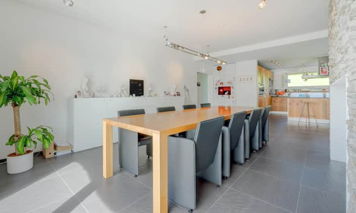 Die Liegenschaft wurde 2002 erbaut und zuletzt im Jahr 2010 renoviert.