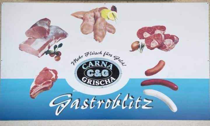 Rang 9: Carna Grischa
Ebenfalls im November deckt ein Koch den über Jahrzehnte andauernden Skandal bei Carna Grischa auf. Das Bündner Unternehmen hat die Deklarationen bei Fleisch-Lieferungen gefälscht und seine Kunden getäuscht.
Keystone